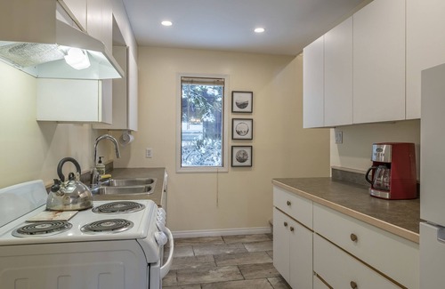 Silver Star Mountain Apartamento | Ground level suite with sauna and close to the village and chairlifts.