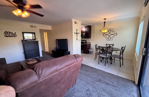 South Scottsdale Condominio | Ground level 2 bed, 2 bath condo, Heated community pool, spa & fitness center.