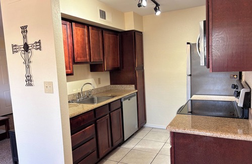 South Scottsdale Condominio | Ground level 2 bed, 2 bath condo, Heated community pool, spa & fitness center.