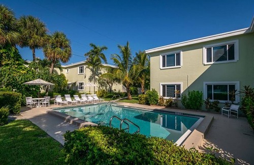 Ilexhurst Condominio | Ground-level AMI Condo Near the Beach! Large heated pool!