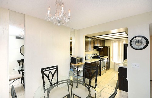 Sunrise Vista Chino Condominio | C���modo a nivel del suelo Ranch Club Condo, Pool & Spa, minutos para el centro, a pasos de ultramarinos