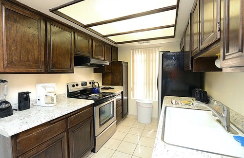 Sunrise Vista Chino Condominio | C���modo a nivel del suelo Ranch Club Condo, Pool & Spa, minutos para el centro, a pasos de ultramarinos