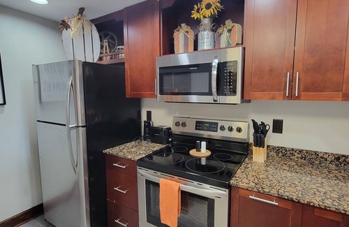 Pigeon Forge Condominio | Breathtaking sunsets, wraparound balcony, pools, and more await you this Summer!