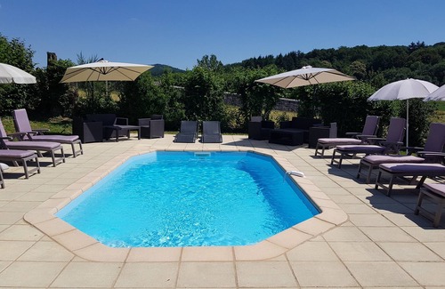 Janaillat Cabaña | Alojamiento para grupos - Capacidad para 22 personas, piscina climatizada y jardín.