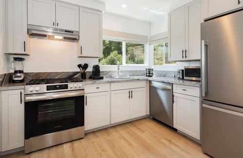Summerland Condominio | Group-Friendly | 2 King | Views | Tranquil Oasis