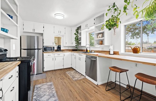 Northtown Casa | Group-Friendly 4 bed home in Garland District