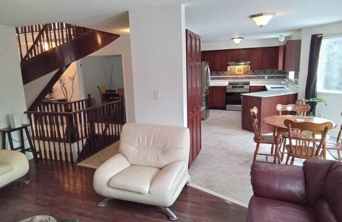 Barrie Casa | Group-Friendly 5BR 3.5BA Yard, Parking, Jacuzzi