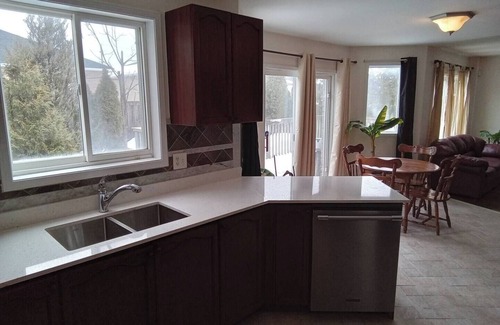 Barrie Casa | Group-Friendly 5BR 3.5BA Yard, Parking, Jacuzzi