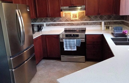 Barrie Casa | Group-Friendly 5BR 3.5BA Yard, Parking, Jacuzzi