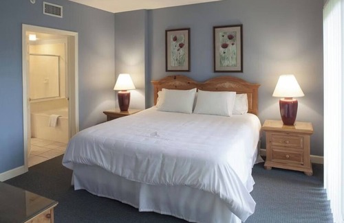 Hilton Head Complejo | Group-Friendly 2BR with Lakefront Porch, Kitchen, Tennis, Bikes and Poolside