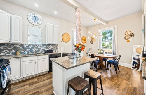 Denver Heights Apartamento | Group Getaway Backyard Theater Close to River Walk