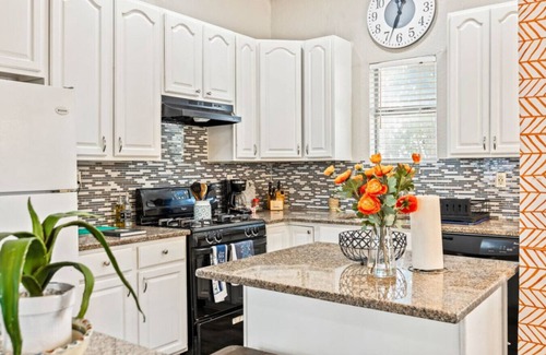 Denver Heights Apartamento | Group Getaway Backyard Theater Close to River Walk