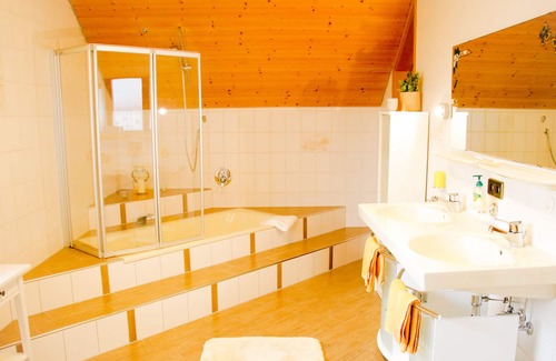 Hayingen Apartamento | Group holiday apartment "Dorfglück", 180sqm, garden, balcony, 3 bedrooms, 1 multi-bed room, max. 13 people