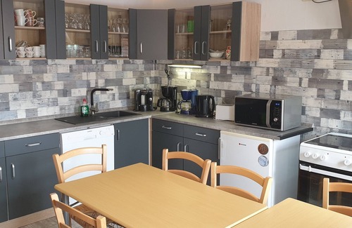 Bad Sachsa Casa | 7 dormitorios, 3 baños, aseo de invitados, sala de estar y cocina / comedor en 3 plantas.