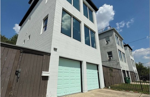 Northside Casa | Groups, family, ball game fans, weddings, conference stay