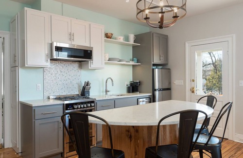 Belmont Apartamento | Grove Apartment | 2 bed, 2 bath Luxury 30 + Rental in Downtown Belmont