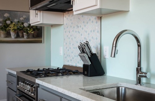 Belmont Apartamento | Grove Apartment | 2 bed, 2 bath Luxury 30 + Rental in Downtown Belmont