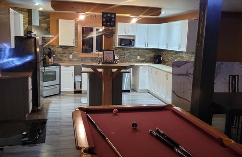 Golden Casa | GROWL Lodge - 3-bedroom home with hot tub, pool table & mountain views!
