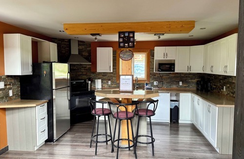 Golden Casa | GROWL Lodge - 3-bedroom home with hot tub, pool table & mountain views!