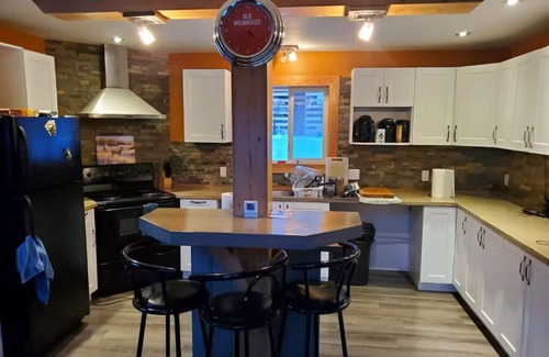Golden Casa | GROWL Lodge - 3-bedroom home with hot tub, pool table & mountain views!