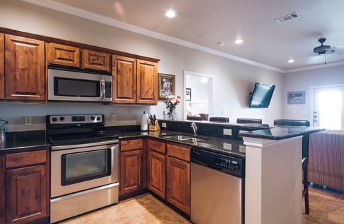 Gruene Condominio | Gruene Getaway: River View Condo Steps from Music & Dining in Historic Gruene