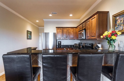 Gruene Condominio | Gruene Getaway: River View Condo Steps from Music & Dining in Historic Gruene