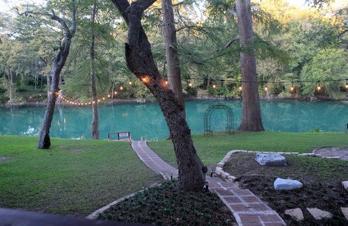 Gruene Casa | Gruene River Haven - High & Dry On The River