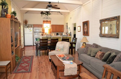 Gruene Casa | Gruene's Yellow Haus & Suite, capacidad para 1-14, a pie de Gruene Hall & River