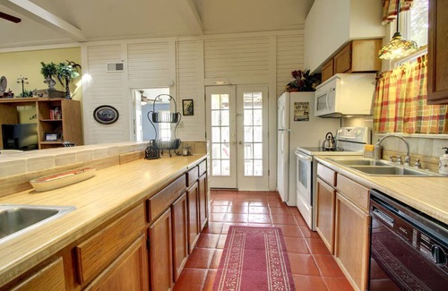 Gruene Casa | Gruene's Yellow Haus & Suite, capacidad para 1-14, a pie de Gruene Hall & River