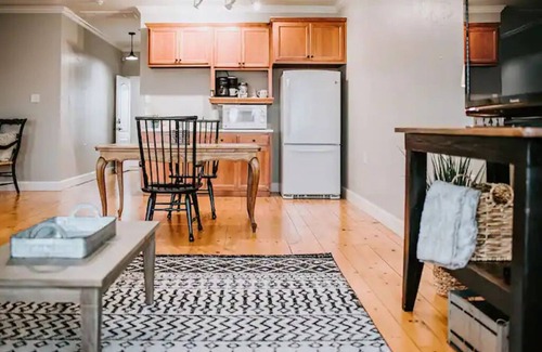 Gruene Condominio | GrueneGusthaus#3| Private Condo+ Golf Cart Rentals