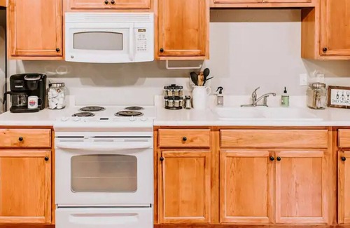 Gruene Condominio | GrueneGusthaus #4|Private Condo+ Golf Cart Rentals
