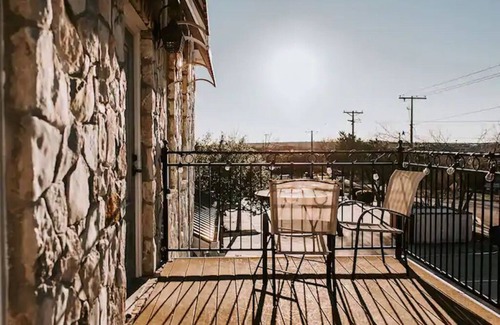 Gruene Condominio | GrueneGusthaus #4|Private Condo+ Golf Cart Rentals