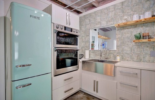 Avon Park Cabaña | Grumpy Old Cabin! Dog Friendly Lake House with Kayaks! Close to GOLF!
