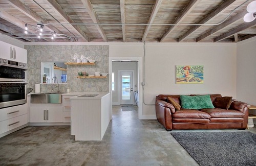 Avon Park Cabaña | Grumpy Old Cabin! Dog Friendly Lake House with Kayaks! Close to GOLF!