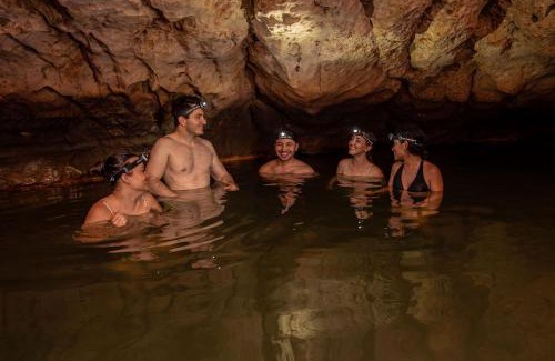 Livingston Casa | Grutas el Encanto - Casa de la Colina - Ruta a Petén