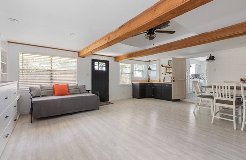 Kerrville Casa | Guadalupe Bluff Farmhouse - Guadalupe River View - Hot Tub