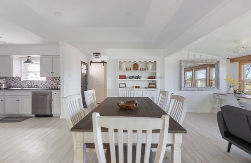 Kerrville Casa | Guadalupe Bluff Farmhouse - Guadalupe River View - Hot Tub