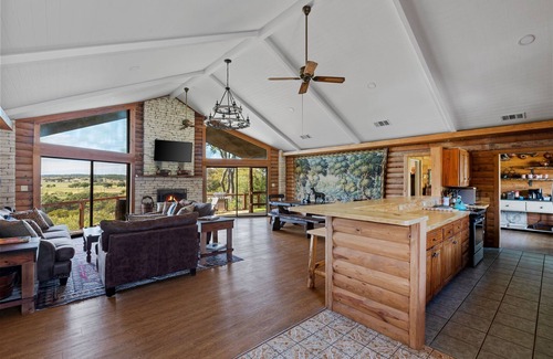 Kerrville Casa | Guadalupe Bluff Log Cabin - Hot tub - Guadalupe River View