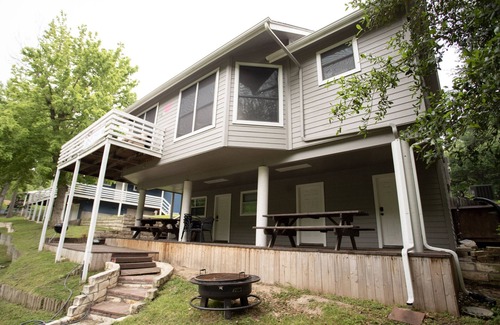 New Braunfels Chalet De Esquí | Guadalupe Riverfront 4BR w/ Deck Firepit Views