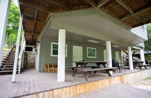 New Braunfels Chalet De Esquí | Guadalupe Riverfront 4BR w/ Deck Firepit Views