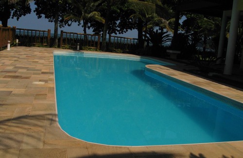 Guaeca Casa | Guaecá, frente al mar, de pie sobre la arena.