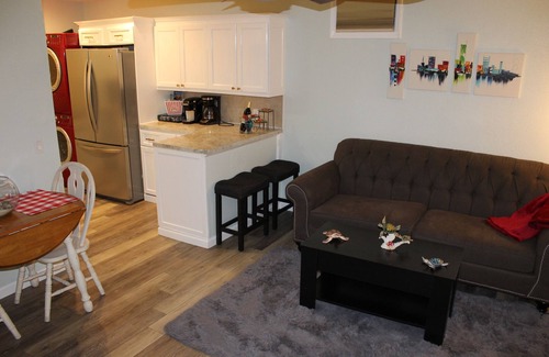United Central Apartamento | Guest apt. with a resort type backyard can make our home YOUR paradise!
