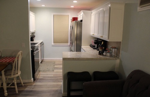 United Central Apartamento | Guest apt. with a resort type backyard can make our home YOUR paradise!
