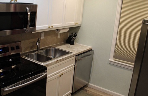 United Central Apartamento | Guest apt. with a resort type backyard can make our home YOUR paradise!