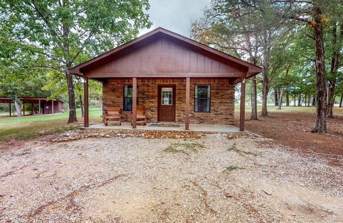 Bellville Cabina | Guest Home on 14 Acres - Vineyards, Pond & Trails - Newly Updated Kitchenette