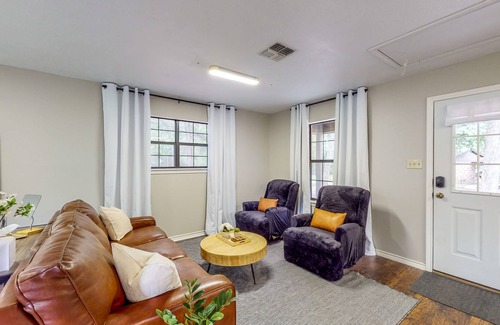 Bellville Cabina | Guest Home on 14 Acres - Vineyards, Pond & Trails - Newly Updated Kitchenette