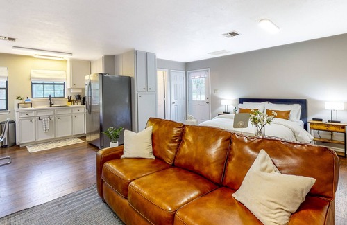 Bellville Cabina | Guest home on 14 acres - vineyards, pond & trails - newly updated kitchenette