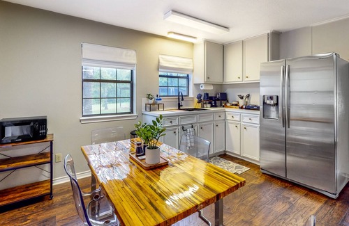 Bellville Cabina | Guest home on 14 acres - vineyards, pond & trails - newly updated kitchenette