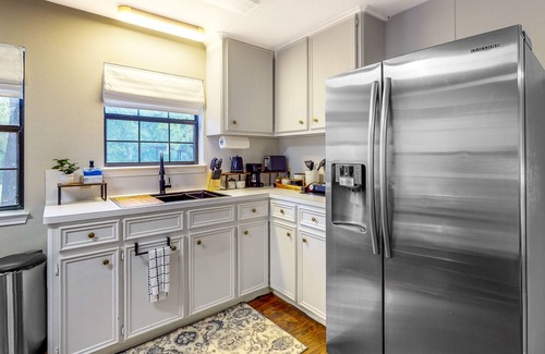 Bellville Cabina | Guest home on 14 acres - vineyards, pond & trails - newly updated kitchenette