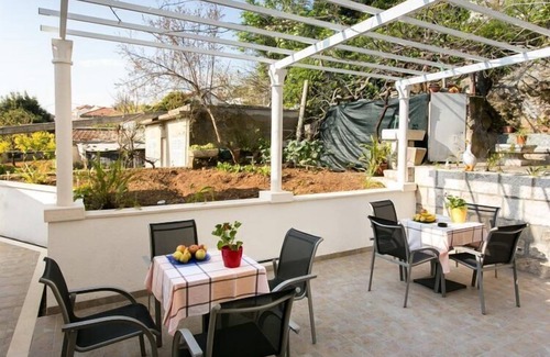 Montovjerna Apartamento | Guest House Kusalo- Studio Apartment with Patio (Studio 1)